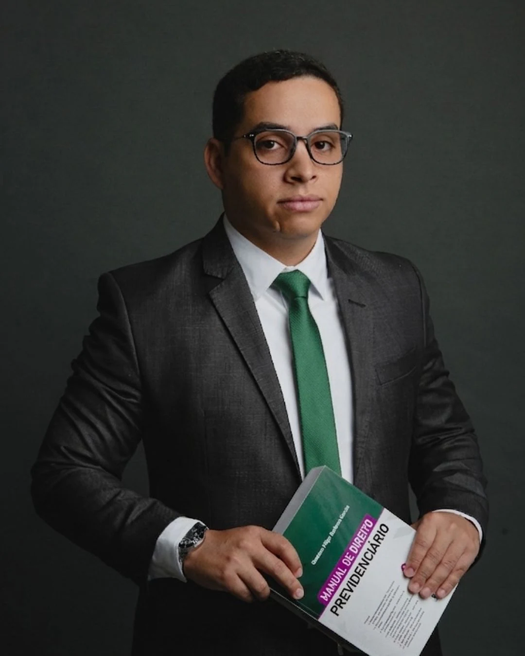 Silvio Santana segurando um Manual de Direito Previdenciário